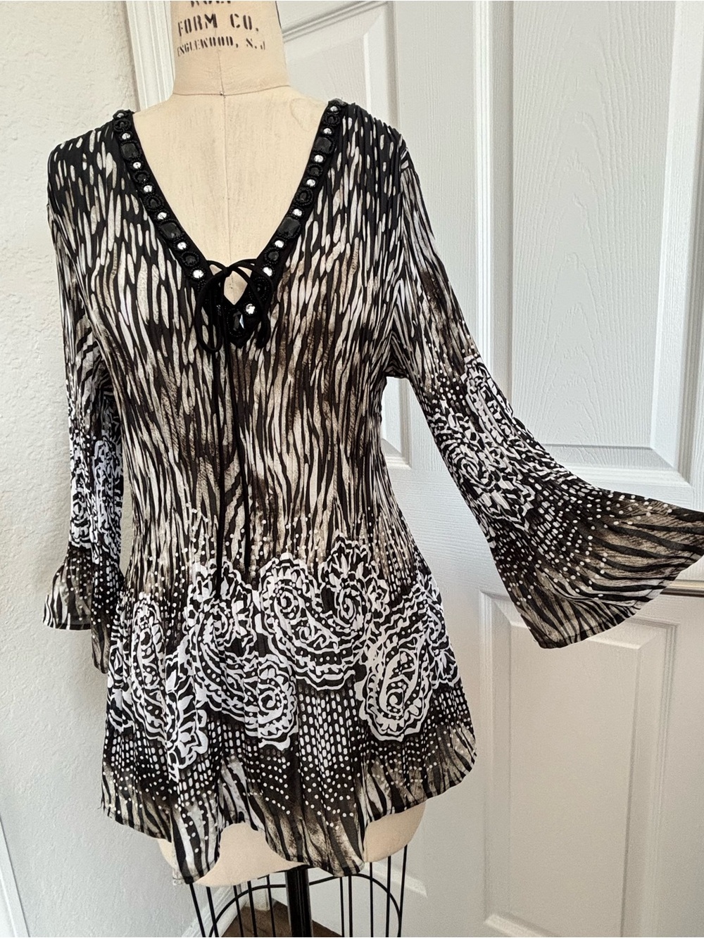 Dressbarn Black, White, and Cream Abstract Print Witchy Bell Sleeve Dressy Tunic